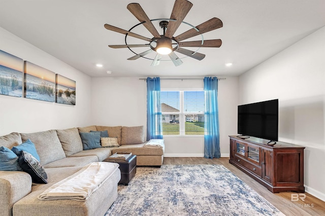 living area featuring light wood finished floors, baseboards, ceiling fan, and recessed lighting