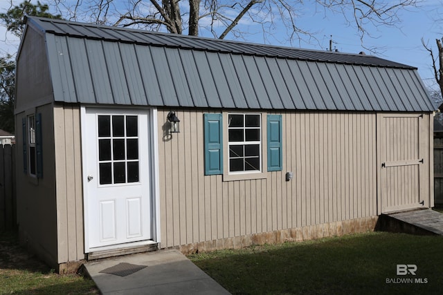 view of outdoor structure featuring an outbuilding