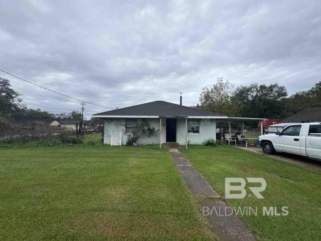 view of front of house featuring a front yard and a carport