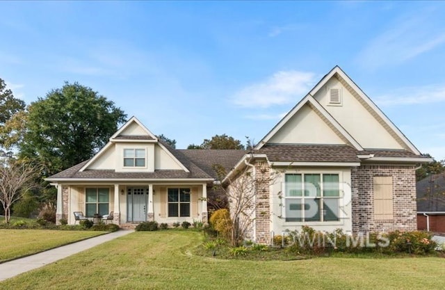 view of front facade featuring a front lawn