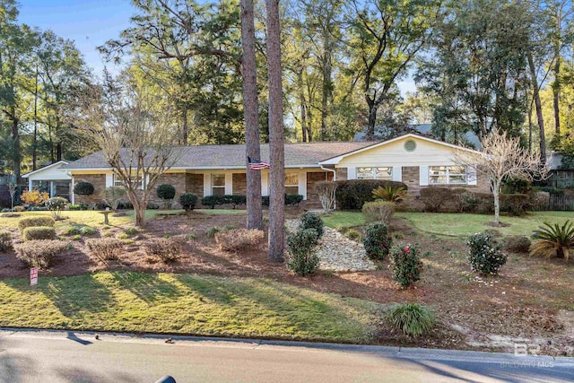 ranch-style home featuring a front lawn