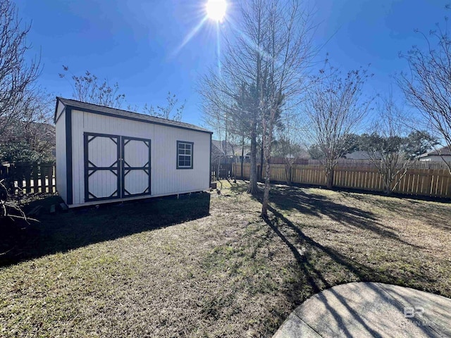 view of yard featuring fence, an outdoor structure, and a shed