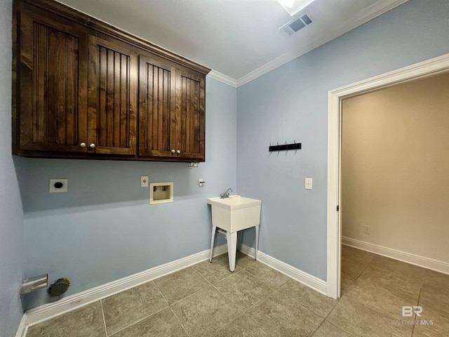 washroom with visible vents, cabinet space, and baseboards