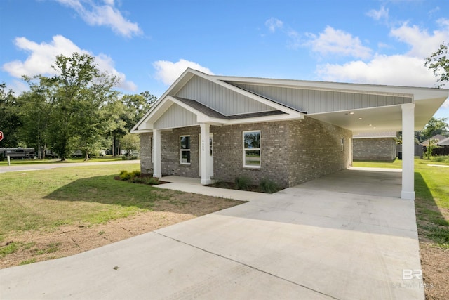 view of front of house featuring a front lawn and a carport