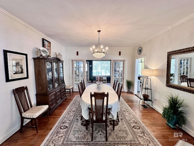 dining area featuring ornamental molding, dark hardwood / wood-style flooring, and a notable chandelier