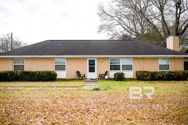 ranch-style house featuring a front lawn