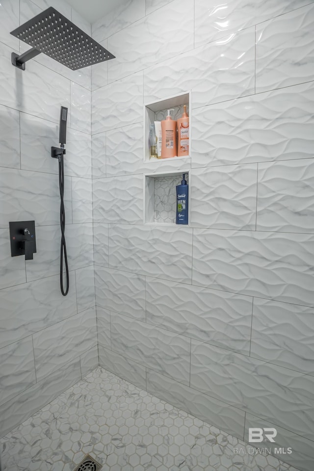 bathroom featuring a tile shower