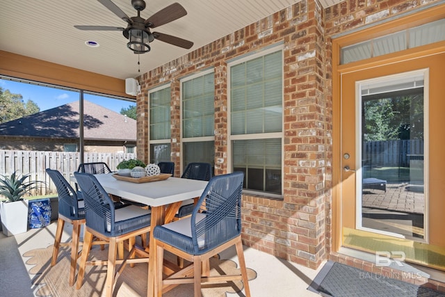 sunroom with ceiling fan