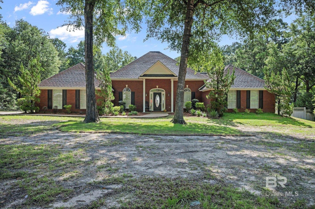 single story home featuring a front yard