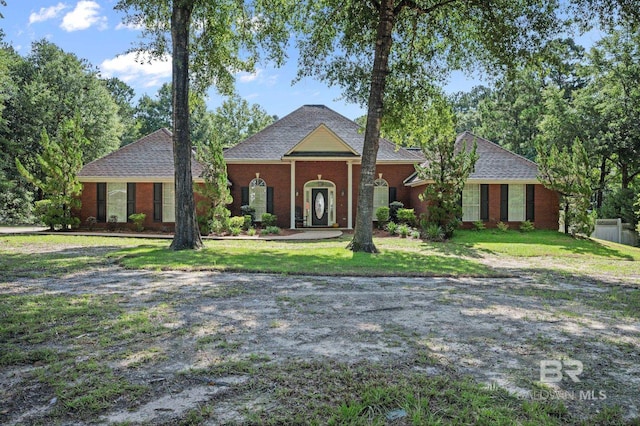 single story home featuring a front yard