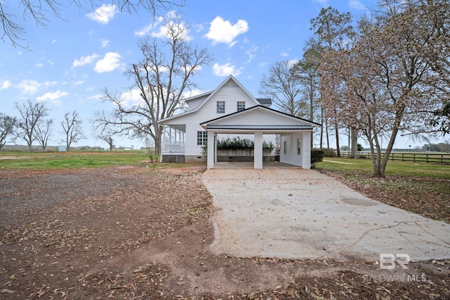 view of front facade with driveway, crawl space, and fence