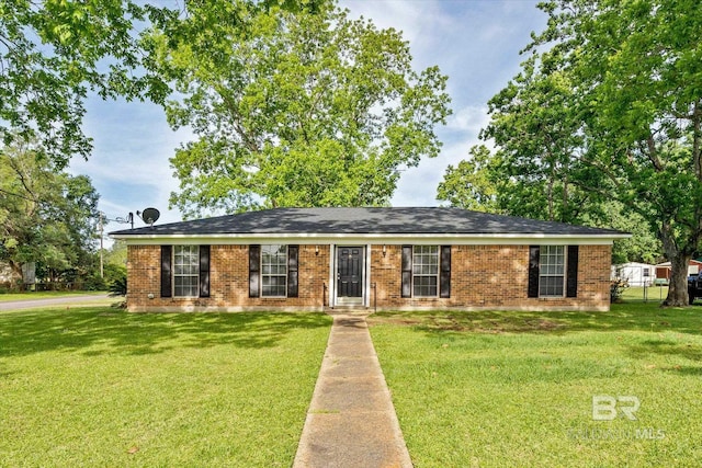 ranch-style home featuring a front lawn