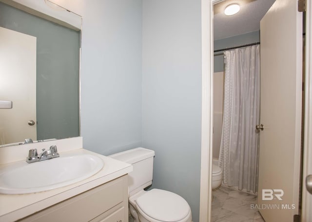 full bathroom featuring a textured ceiling, shower / bath combo with shower curtain, vanity, and toilet