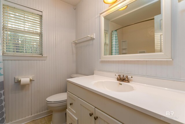 full bathroom with a shower with curtain, vanity, and toilet