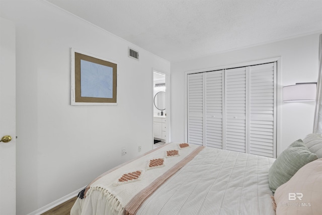 2086 N Seacliff Dr Unit 2086, Daphne, AL 36526 - bedroom featuring a closet, baseboards, ensuite bathroom, and wood finished floors