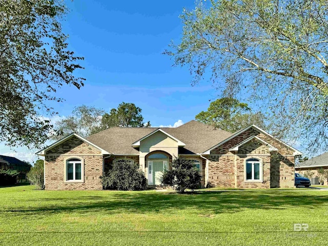 single story home with a front lawn