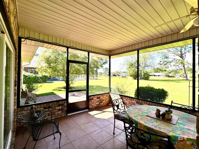 sunroom with ceiling fan