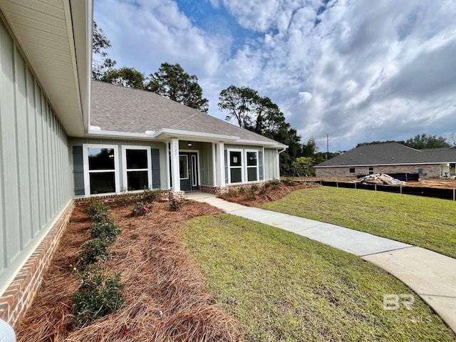 view of front of home featuring a front yard