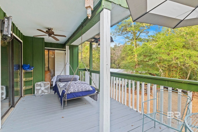 sunroom with ceiling fan