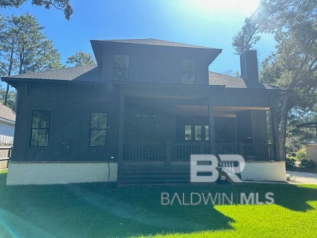 view of front of home featuring a front yard