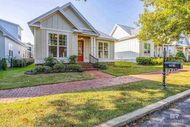 view of front of property with a front yard