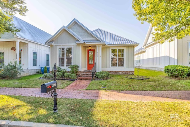 view of front of property featuring a front yard