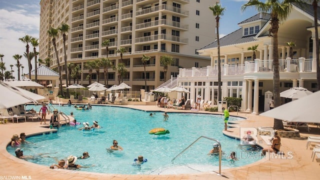 view of swimming pool