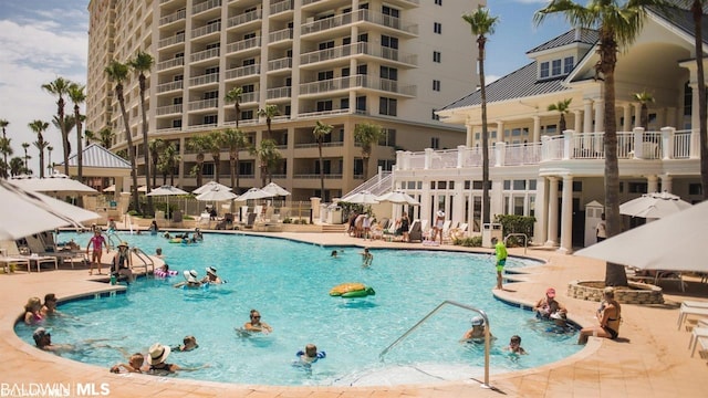 view of swimming pool