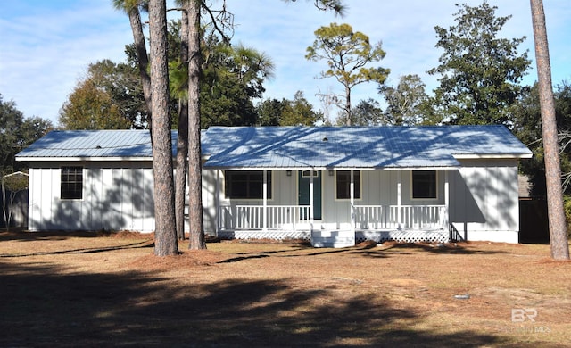 ranch-style house featuring a porch