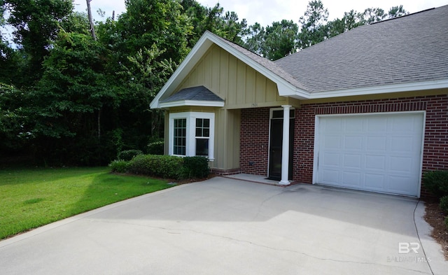 view of front of property featuring a front yard and a garage