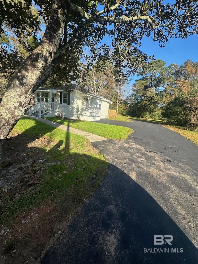 exterior space featuring a front yard