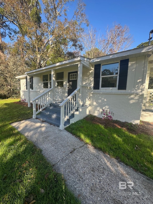 view of front of house featuring a front lawn