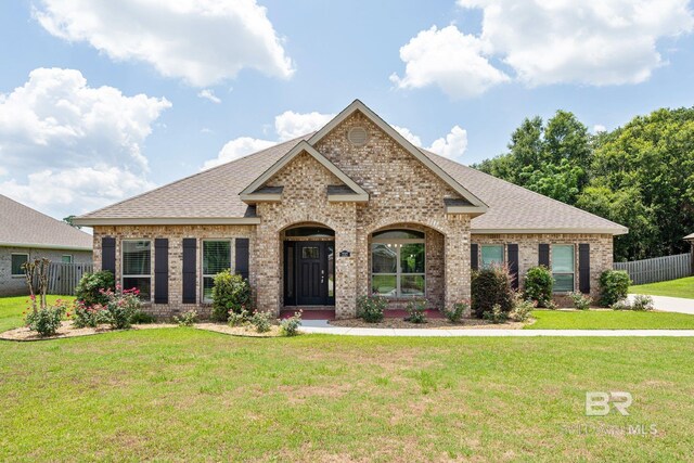 view of front facade featuring a front lawn