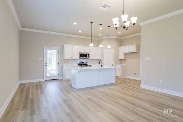 6902 Summerset Dr, Gulf Shores, AL 36542 - kitchen with appliances with stainless steel finishes, baseboards, a chandelier, a kitchen island with sink, and white cabinetry