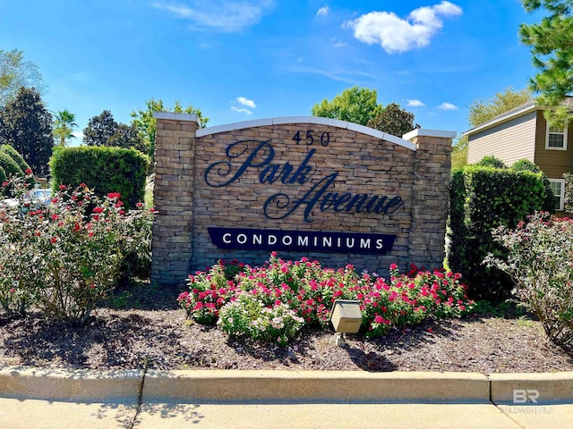 view of community / neighborhood sign