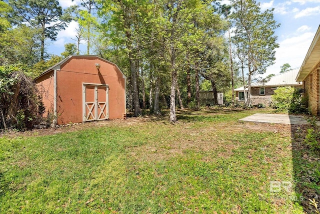 view of yard featuring a storage unit and an outdoor structure