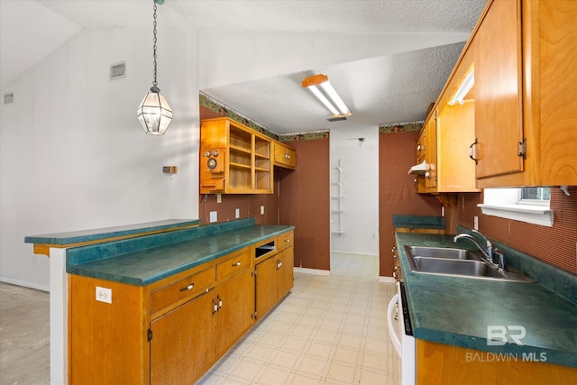 kitchen with visible vents, dark countertops, a sink, baseboards, and light floors
