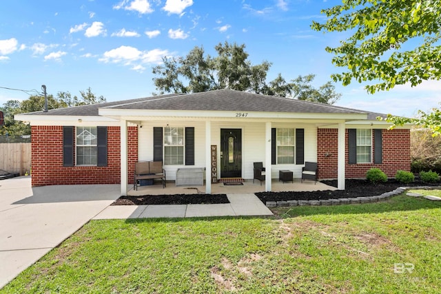 ranch-style home featuring a front lawn