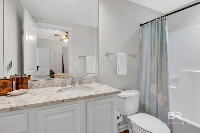 full bath with a shower with shower curtain, ceiling fan, vanity, and toilet