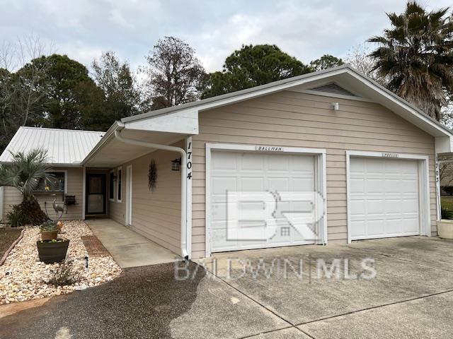 view of front of property featuring a garage