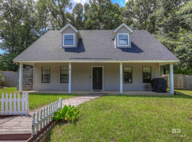 view of front of home featuring a front lawn