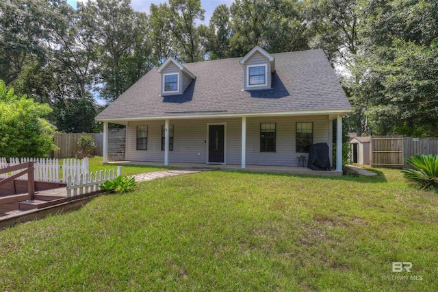 view of front of home featuring a front lawn