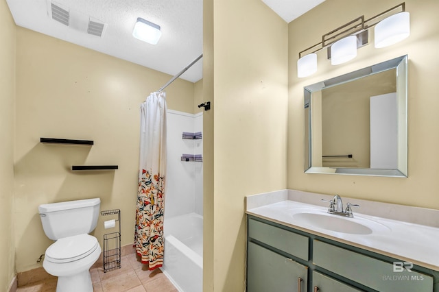 full bathroom featuring toilet, vanity, baseboards, visible vents, and shower / tub combo