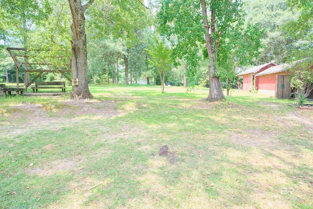 view of yard with an outdoor structure