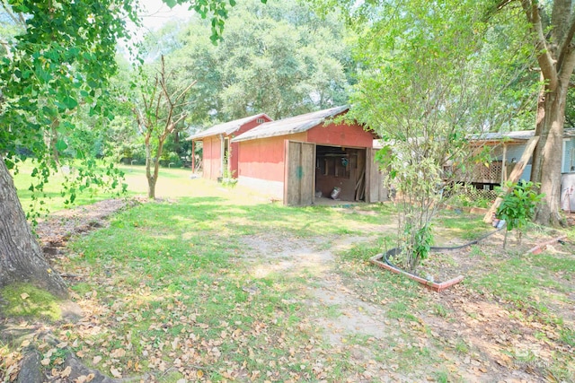 view of yard featuring an outbuilding