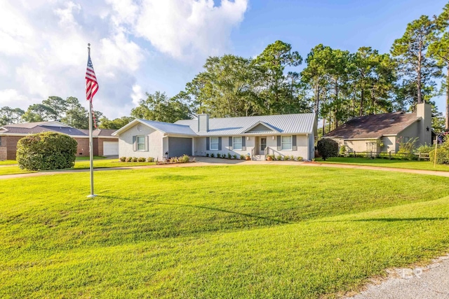 ranch-style house featuring a front yard