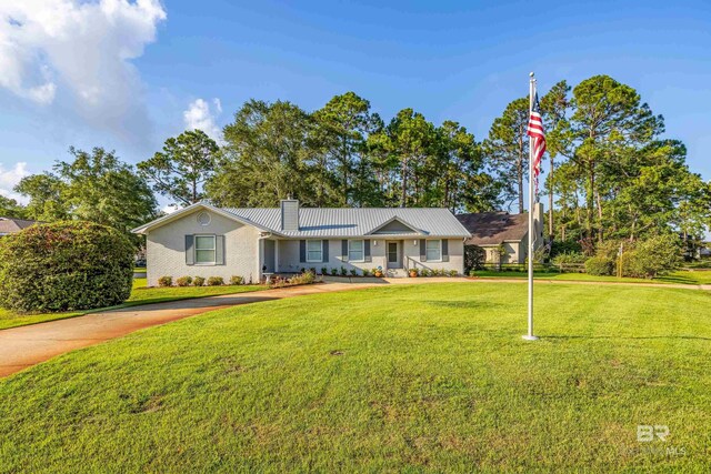 single story home featuring a front yard