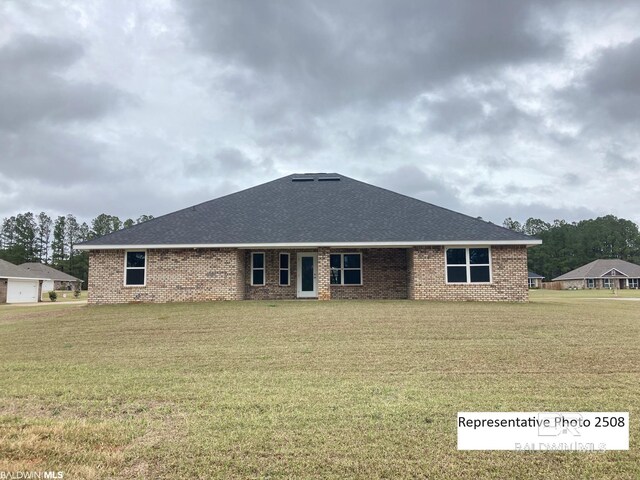 view of front of home featuring a front yard