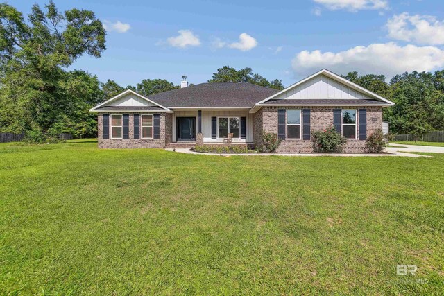 ranch-style house featuring a front yard