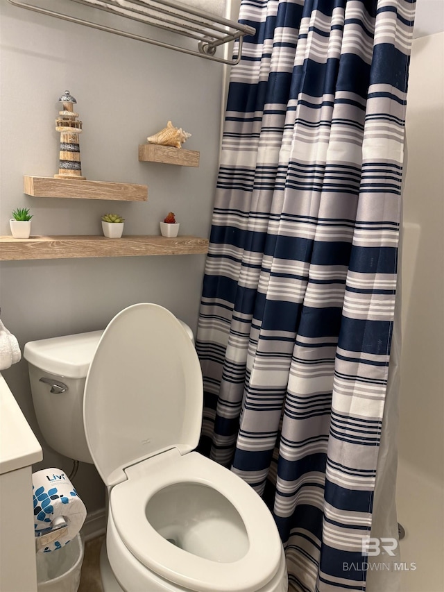full bathroom with curtained shower and toilet